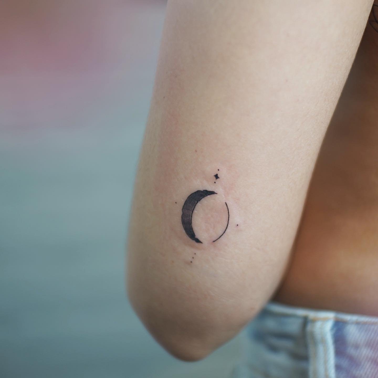 Tatuaje de luna en antebrazo, línea fina Sinkply Madrid