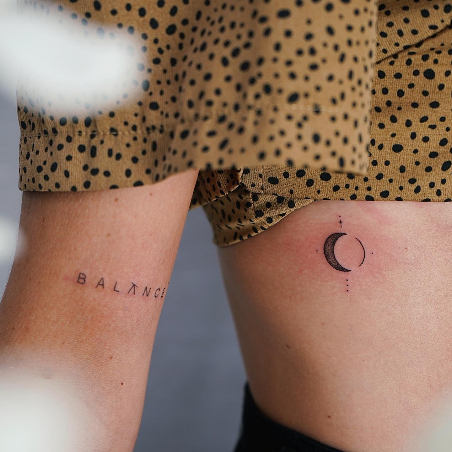Tatuaje de luna en antebrazo, línea fina Sinkply Madrid