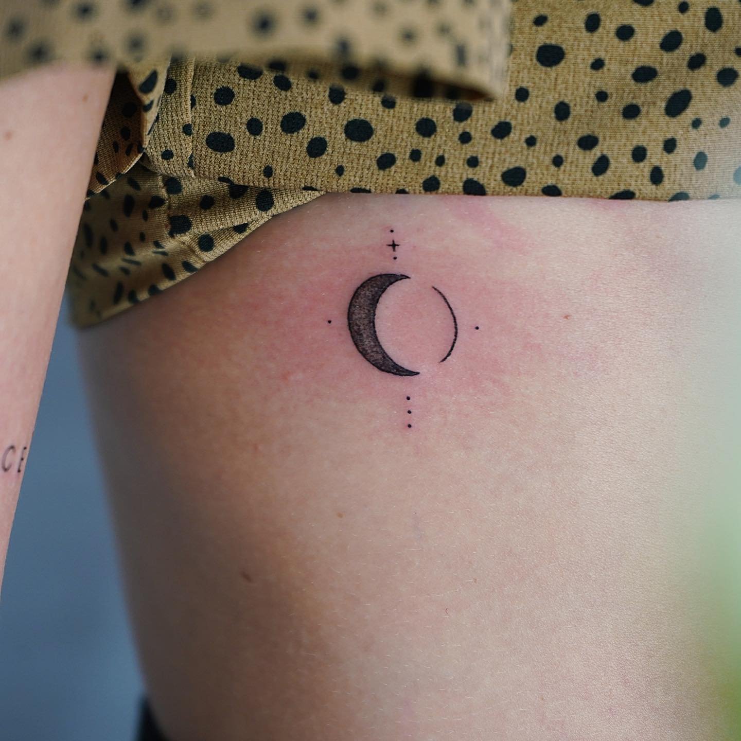 Tatuaje de luna en antebrazo, línea fina Sinkply Madrid