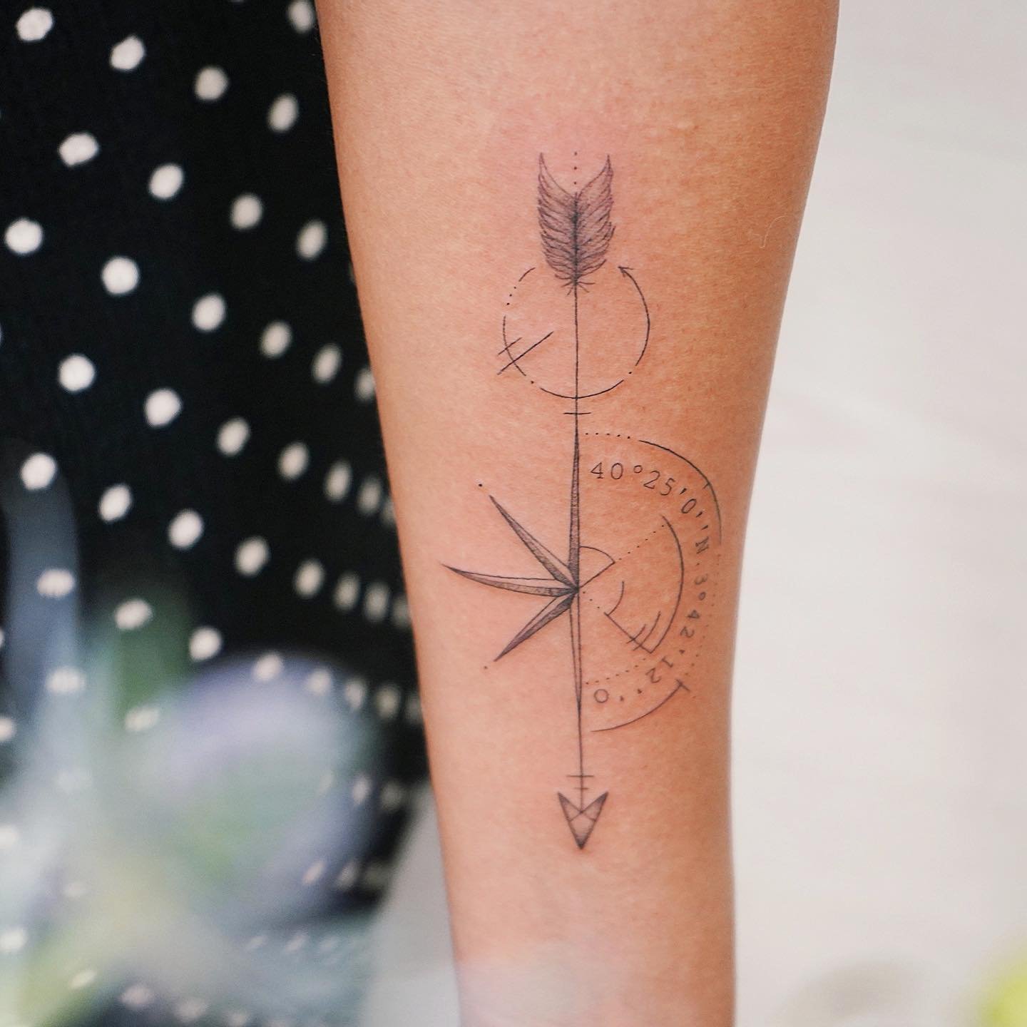 Tatuaje de luna en antebrazo, línea fina Sinkply Madrid