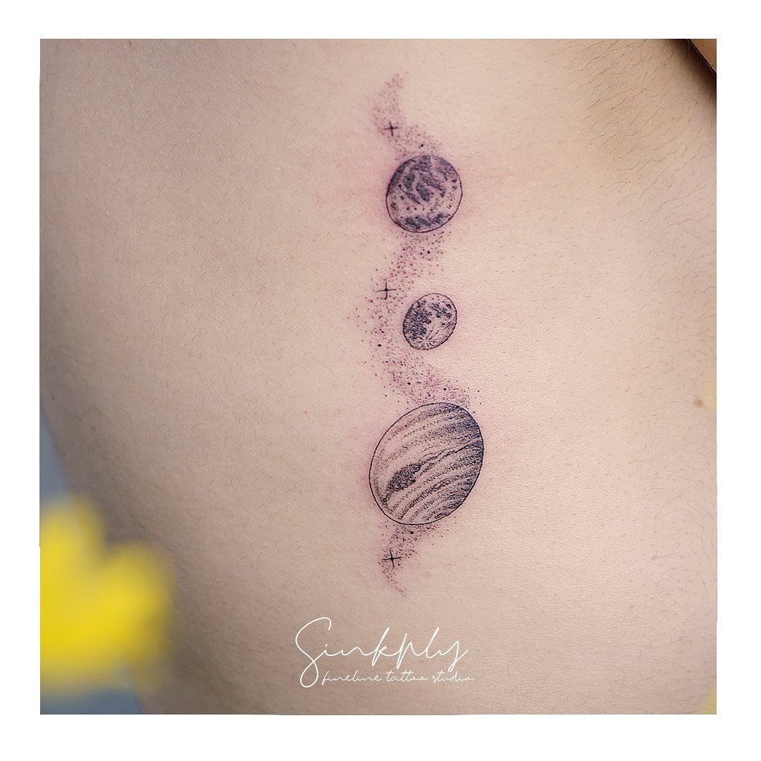 Tatuaje de luna en antebrazo, línea fina Sinkply Madrid