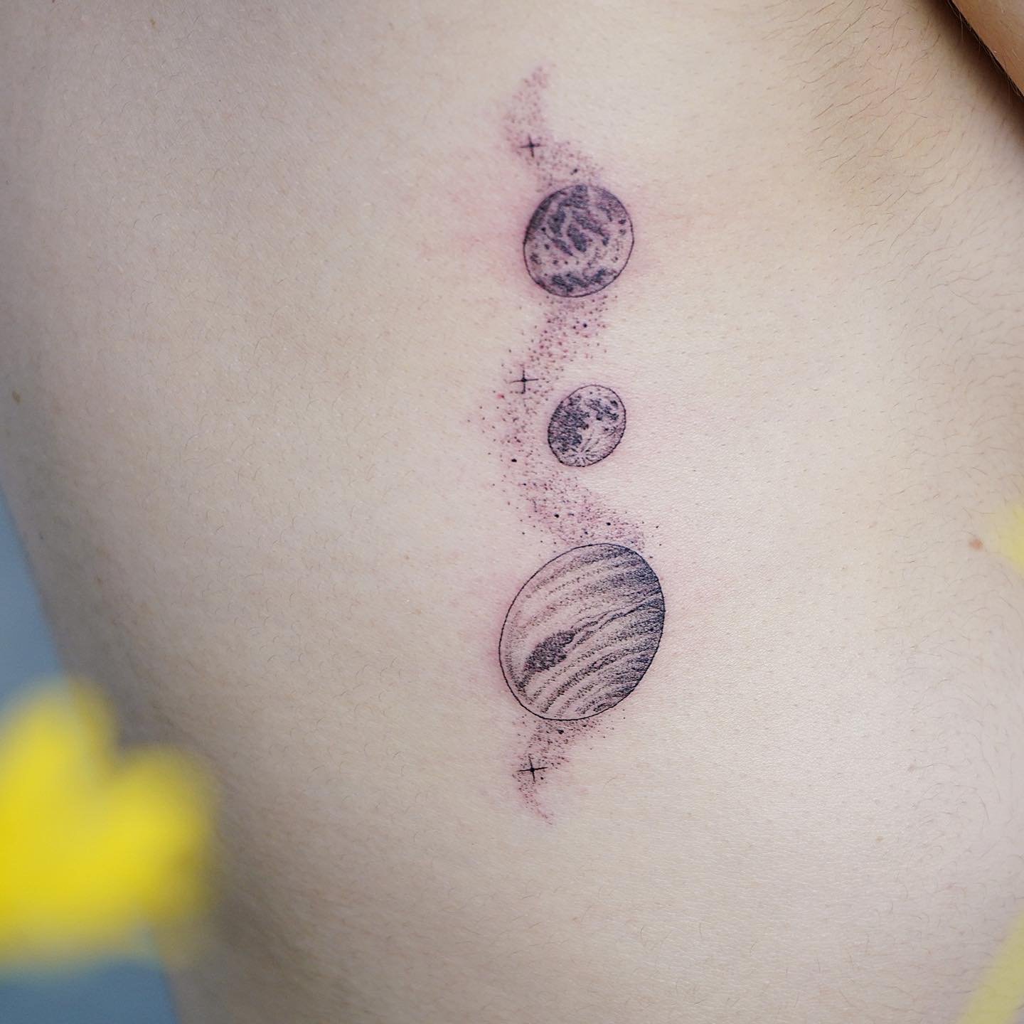 Tatuaje de luna en antebrazo, línea fina Sinkply Madrid