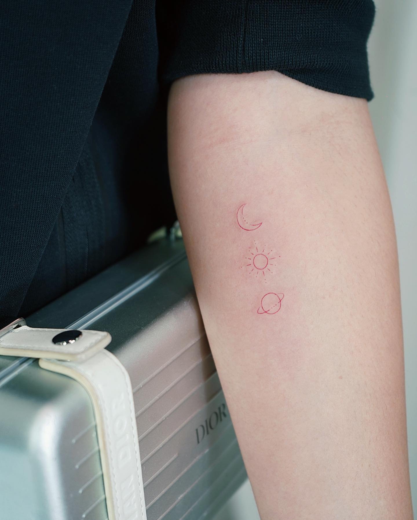 Tatuaje de luna en antebrazo, línea fina Sinkply Madrid