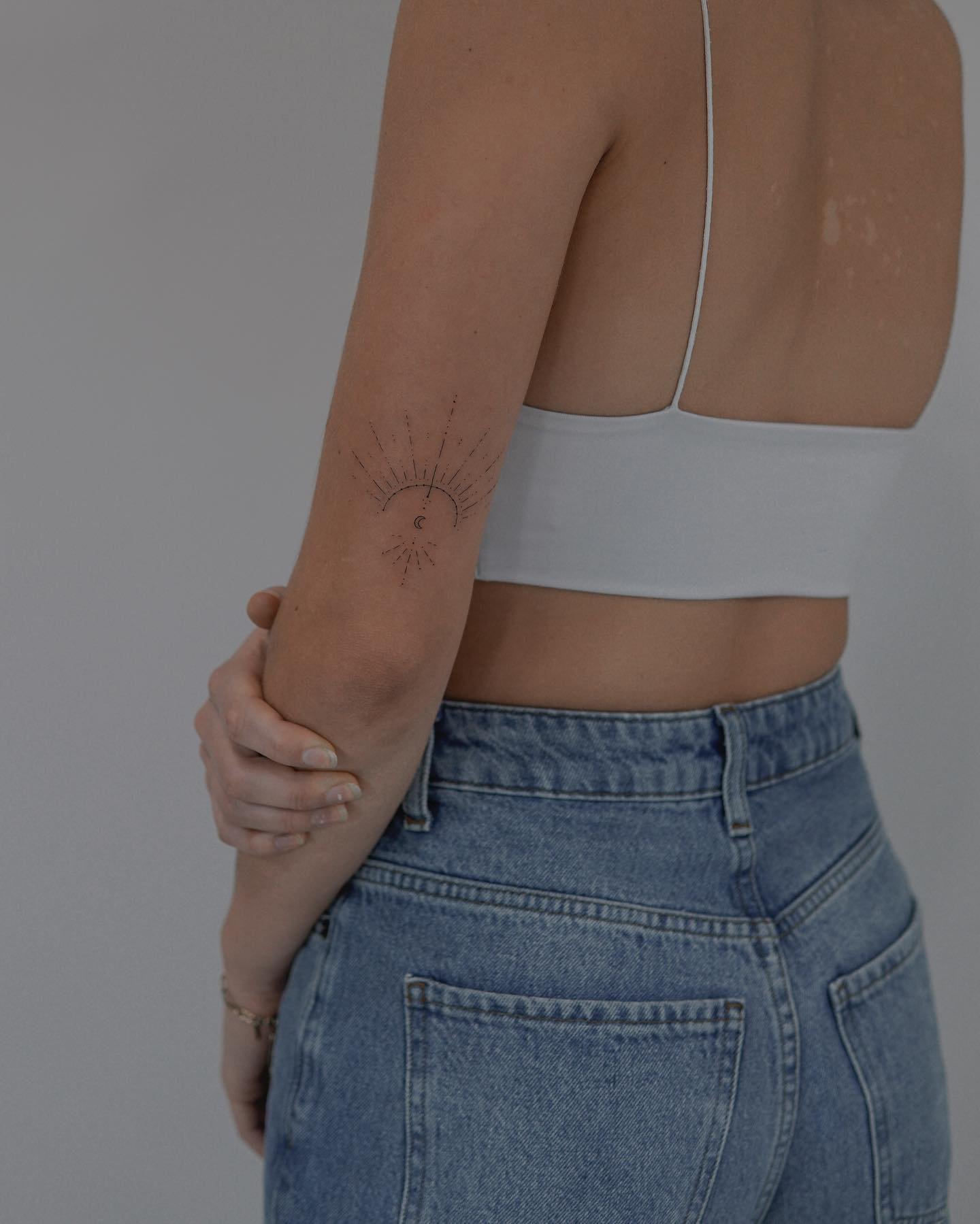 Tatuaje de luna en antebrazo, línea fina Sinkply Madrid