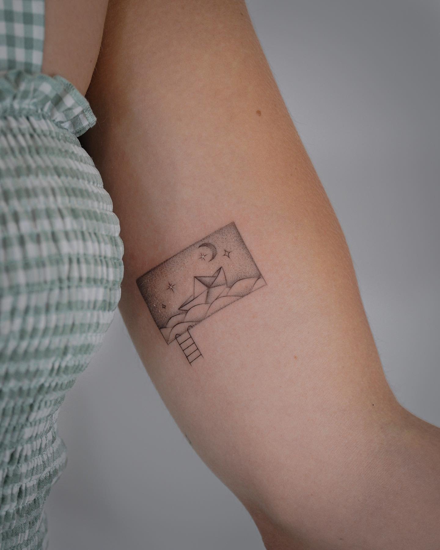 Tatuaje de luna en antebrazo, línea fina Sinkply Madrid