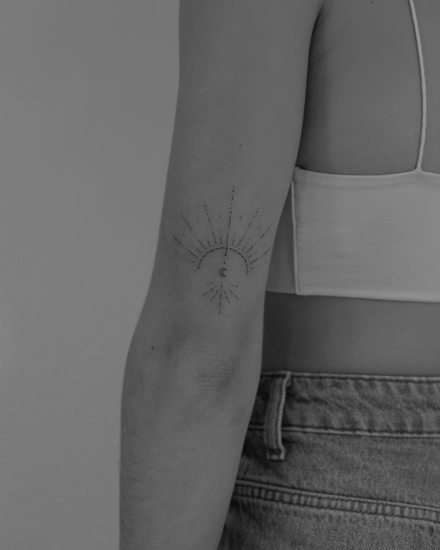 Tatuaje de luna en antebrazo, línea fina Sinkply Madrid