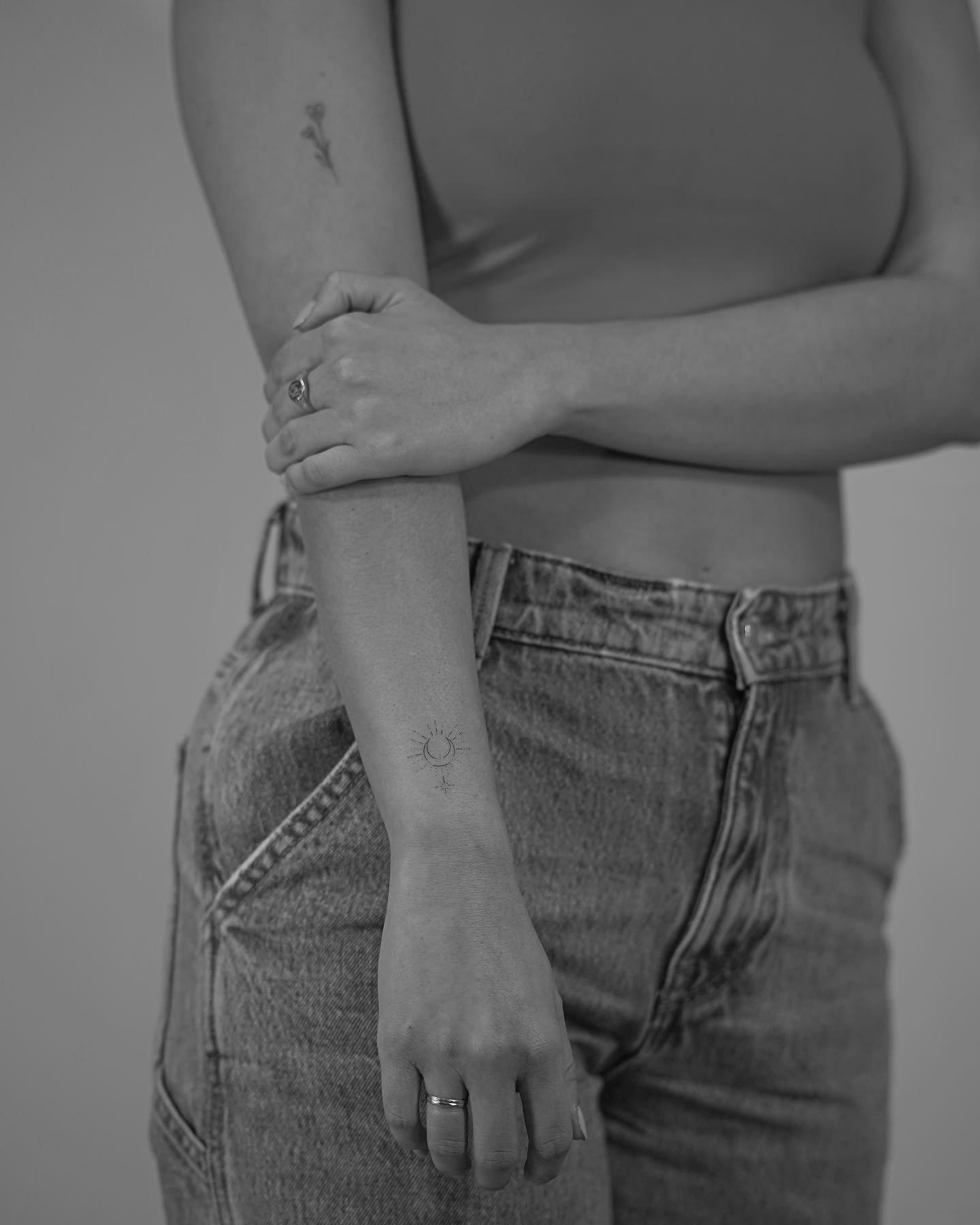 Tatuaje de luna en antebrazo, línea fina Sinkply Madrid