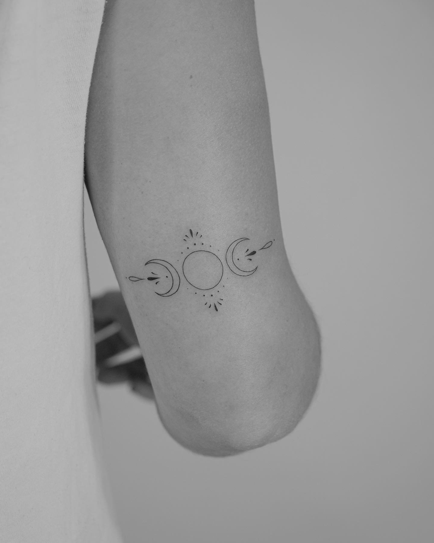 Tatuaje de luna en antebrazo, línea fina Sinkply Madrid
