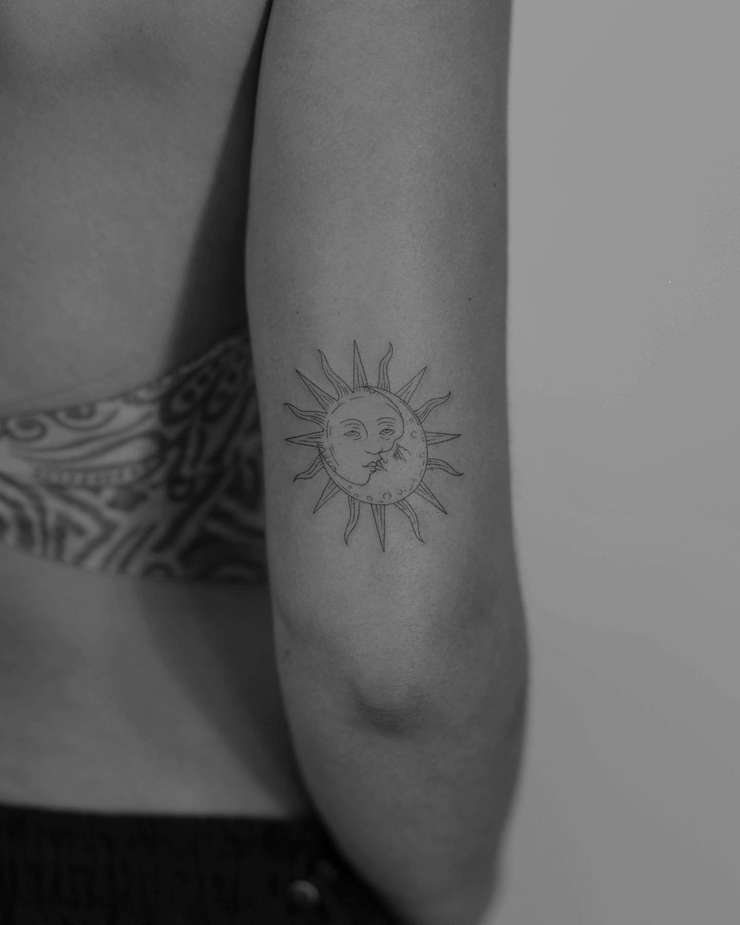 Tatuaje de luna en antebrazo, línea fina Sinkply Madrid