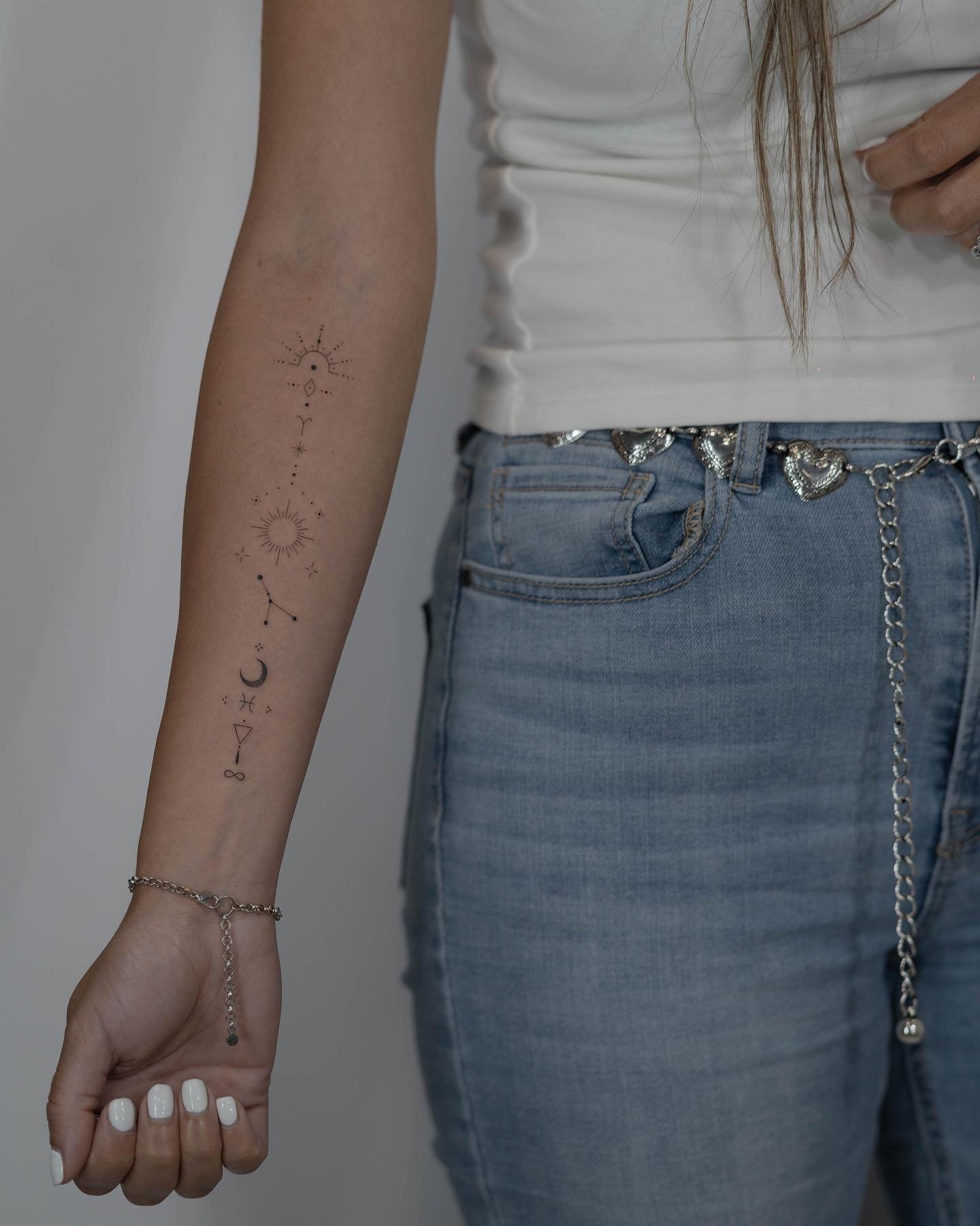 Tatuaje de luna en antebrazo, línea fina Sinkply Madrid