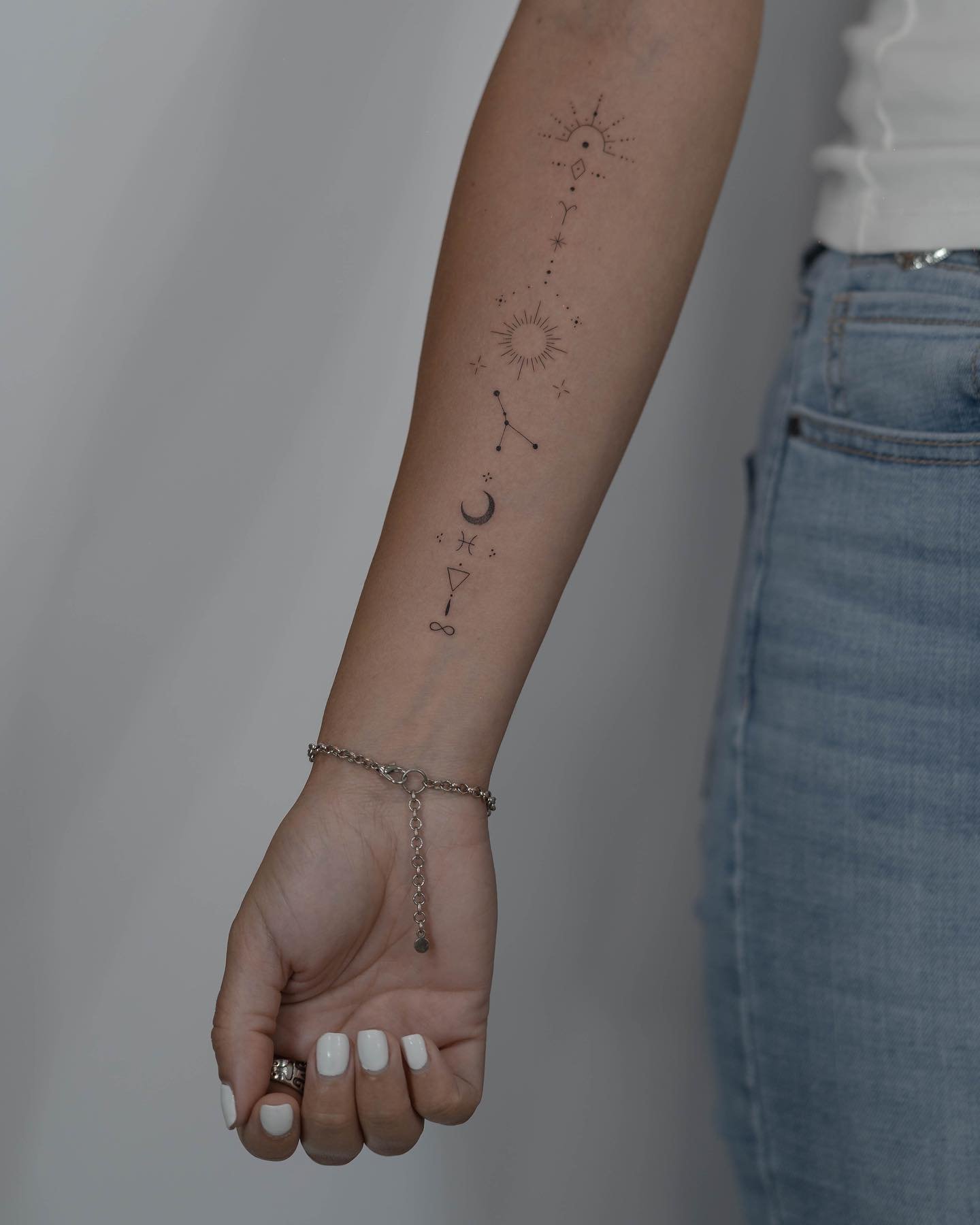 Tatuaje de luna en antebrazo, línea fina Sinkply Madrid