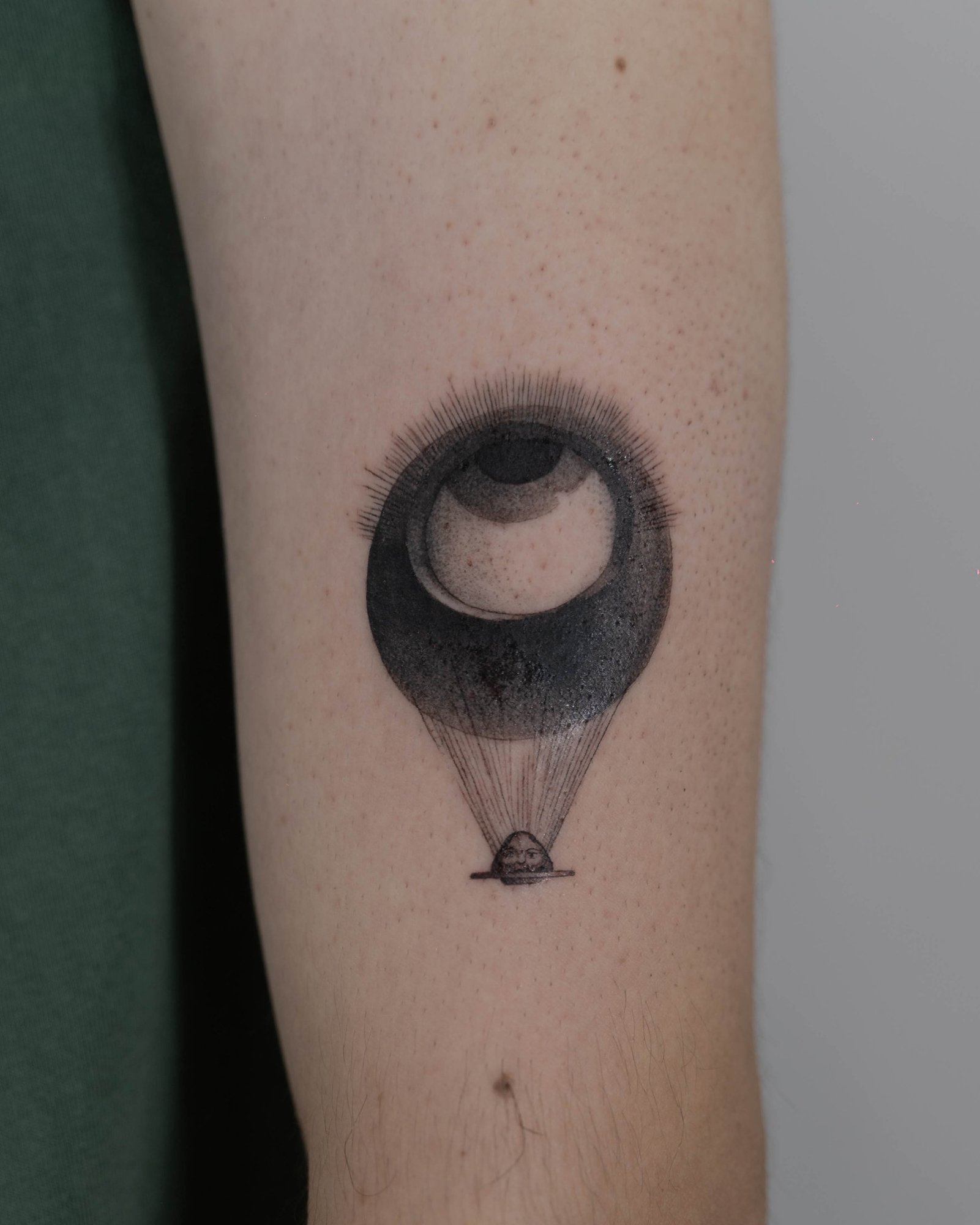 Tatuaje de luna en antebrazo, línea fina Sinkply Madrid