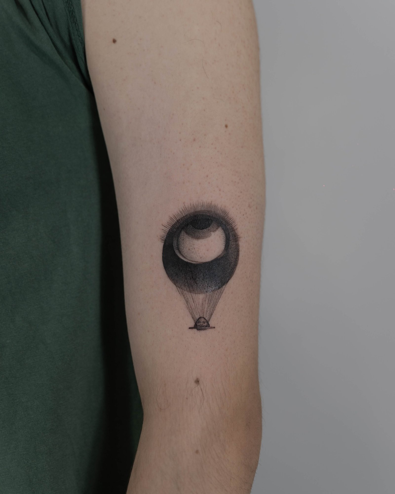 Tatuaje de luna en antebrazo, línea fina Sinkply Madrid