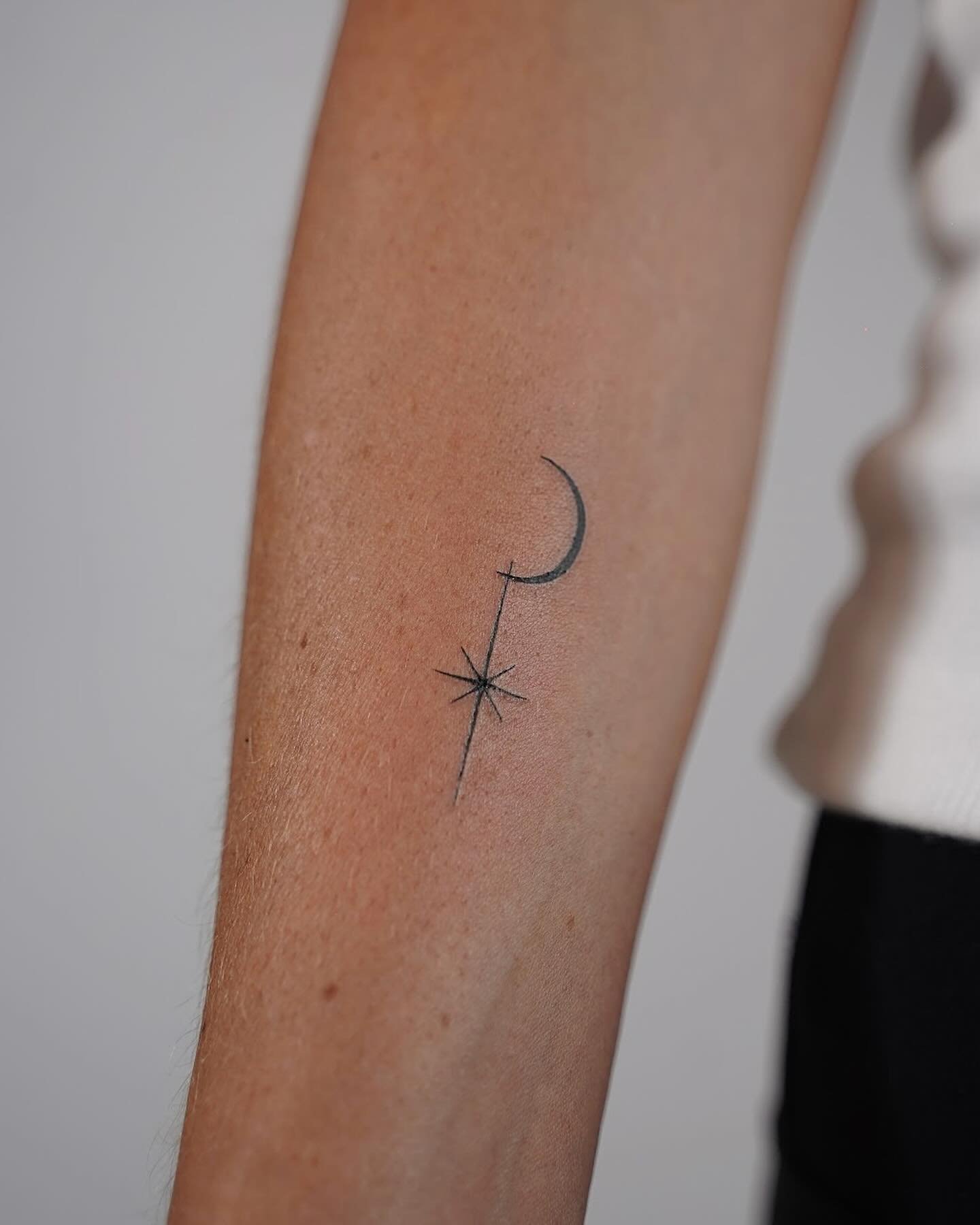 Tatuaje de luna en antebrazo, línea fina Sinkply Madrid