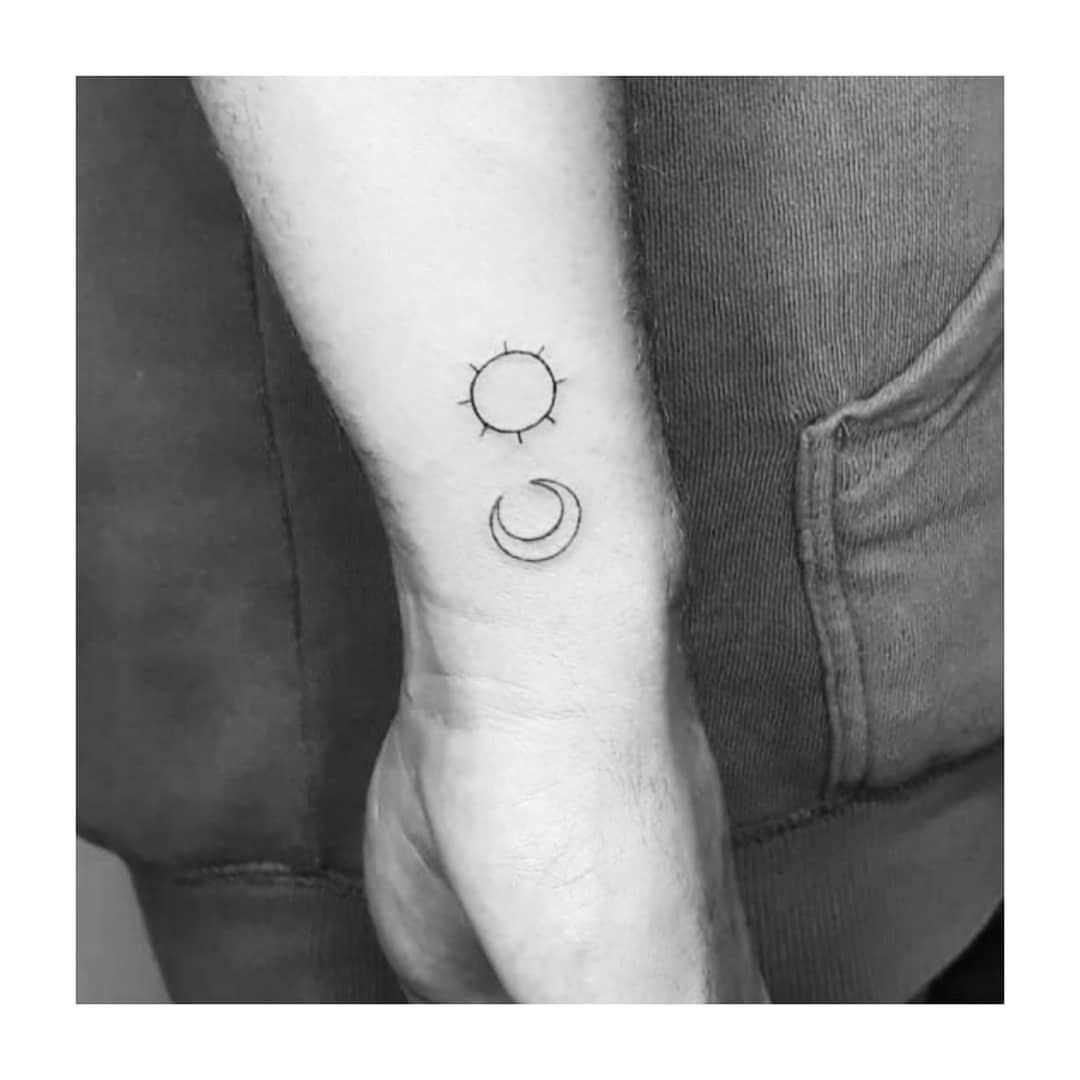 Tatuaje de luna en antebrazo, línea fina Sinkply Madrid