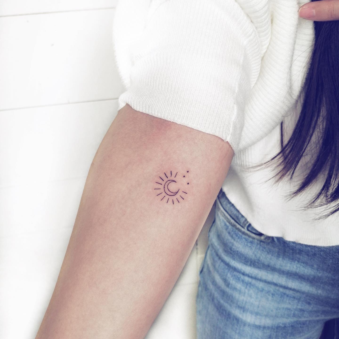 Tatuaje de luna en antebrazo, línea fina Sinkply Madrid