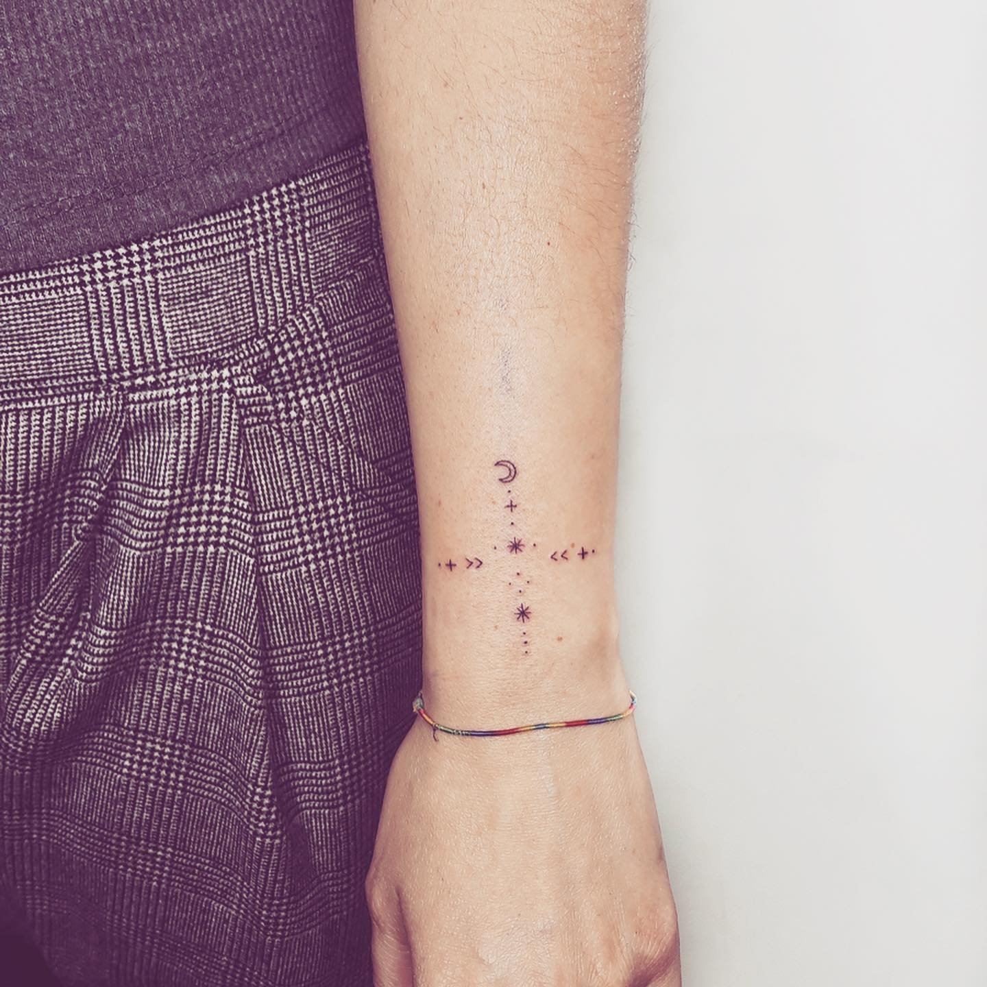 Tatuaje de luna en antebrazo, línea fina Sinkply Madrid