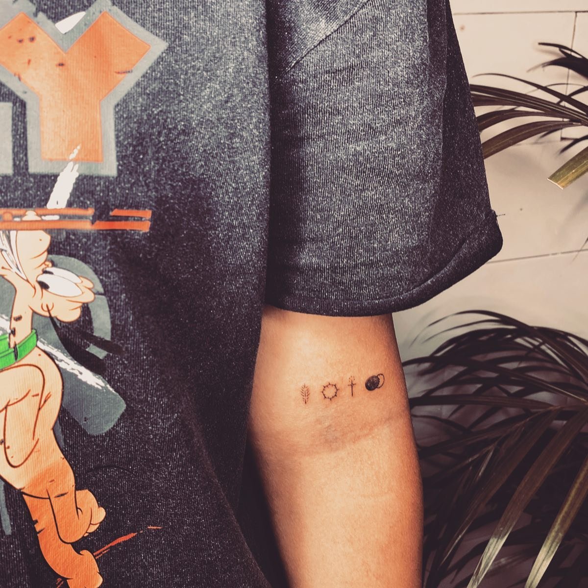 Tatuaje de luna en antebrazo, línea fina Sinkply Madrid