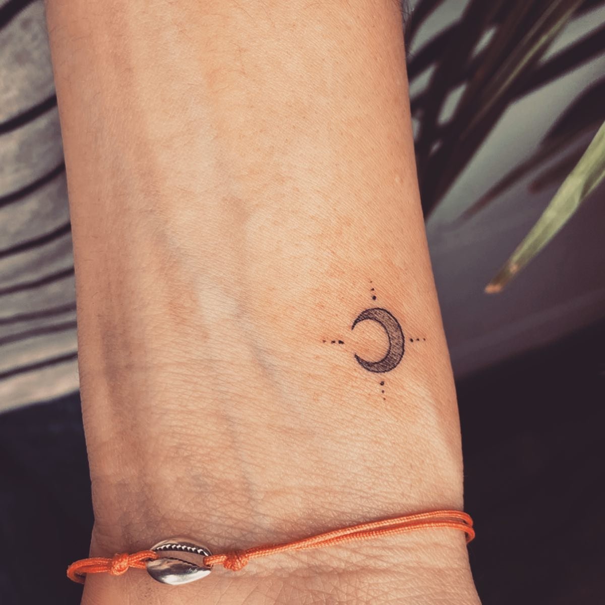 Tatuaje de luna en antebrazo, línea fina Sinkply Madrid