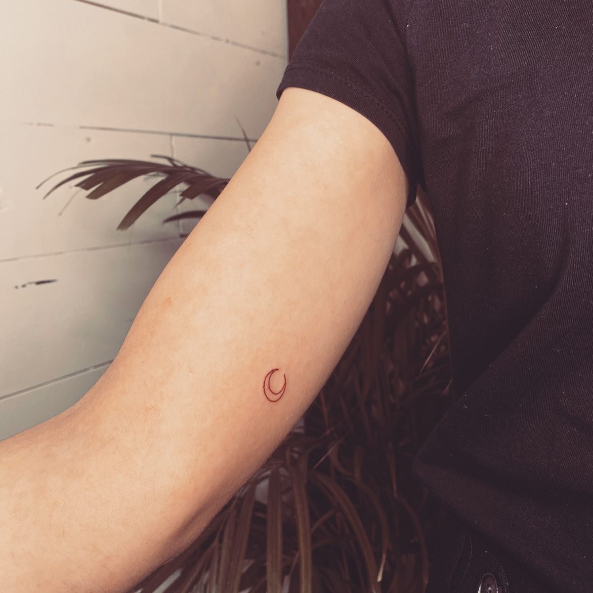 Tatuaje de luna en antebrazo, línea fina Sinkply Madrid