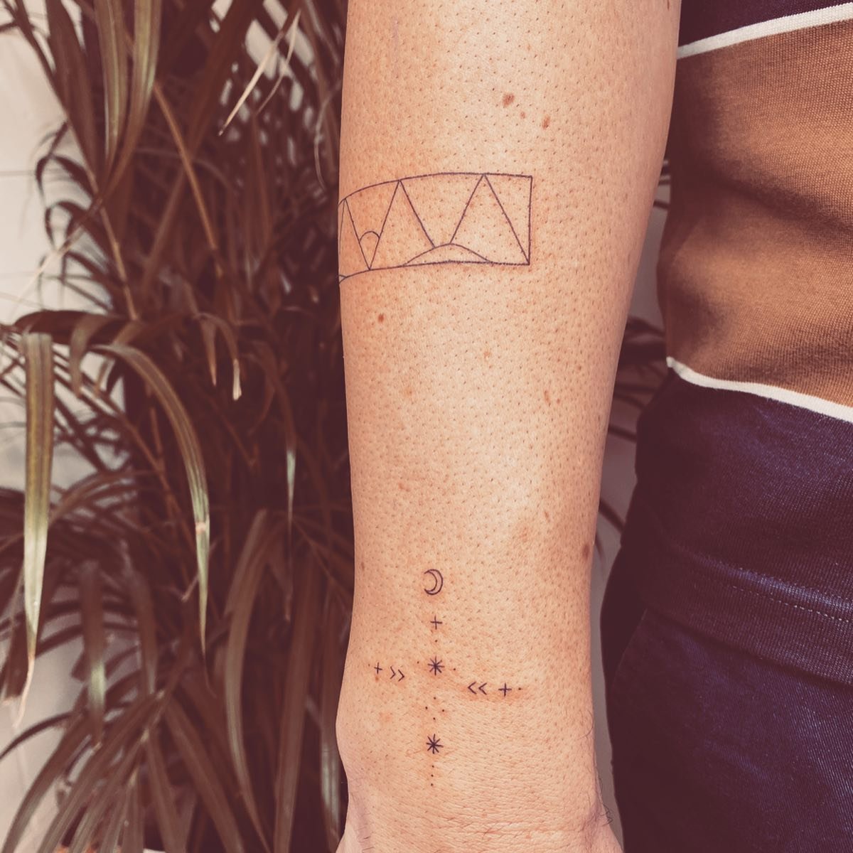 Tatuaje de luna en antebrazo, línea fina Sinkply Madrid