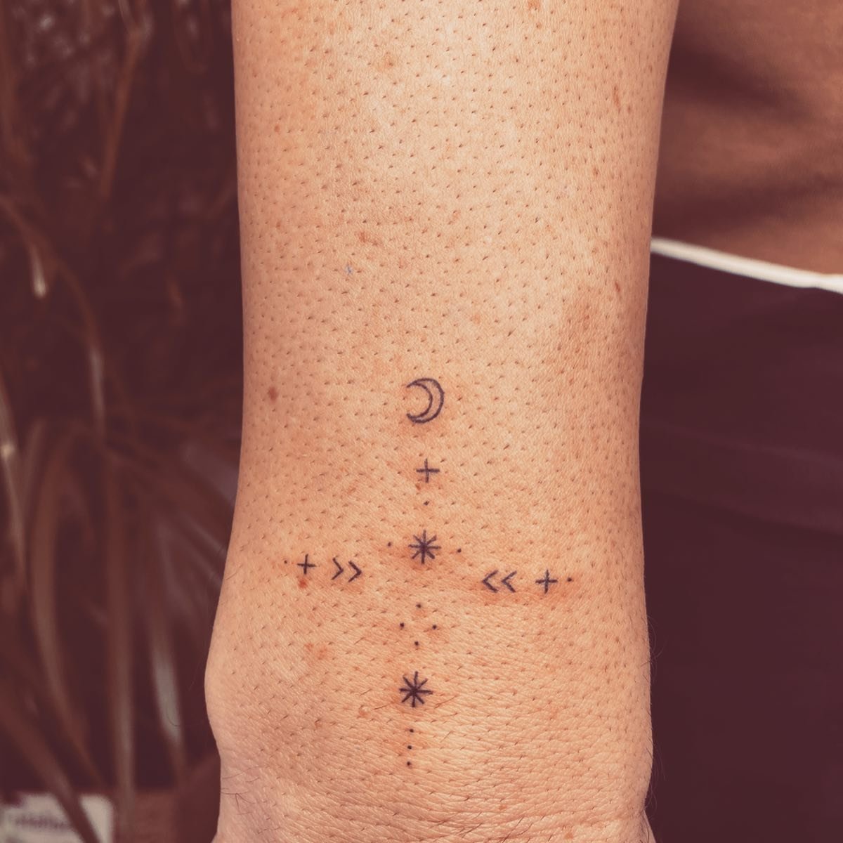 Tatuaje de luna en antebrazo, línea fina Sinkply Madrid