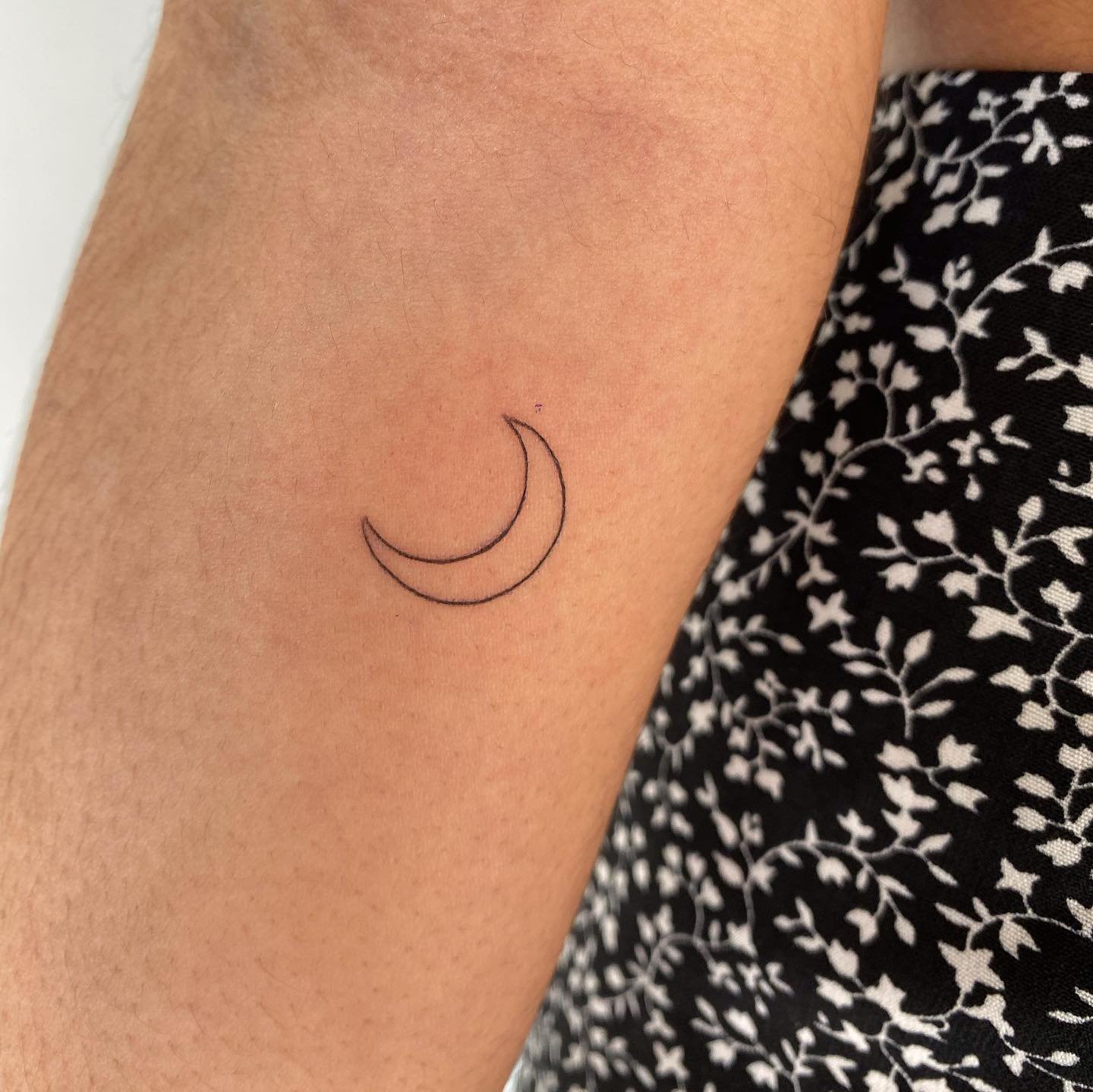 Tatuaje de luna en antebrazo, línea fina Sinkply Madrid