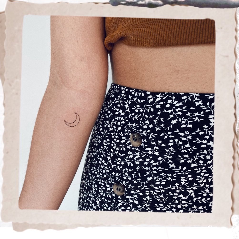 Tatuaje de luna en antebrazo, línea fina Sinkply Madrid