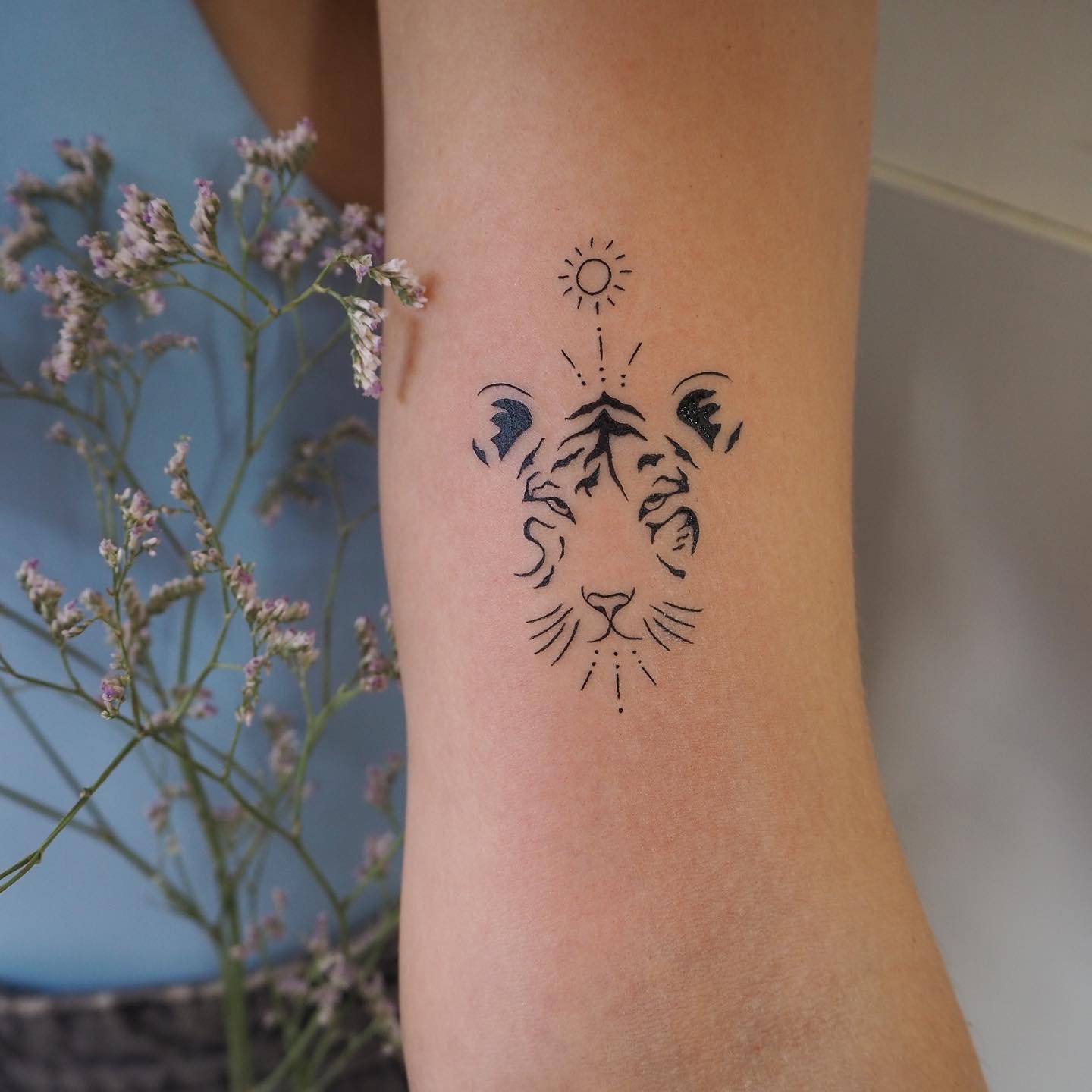 Tatuaje de luna en antebrazo, línea fina Sinkply Madrid