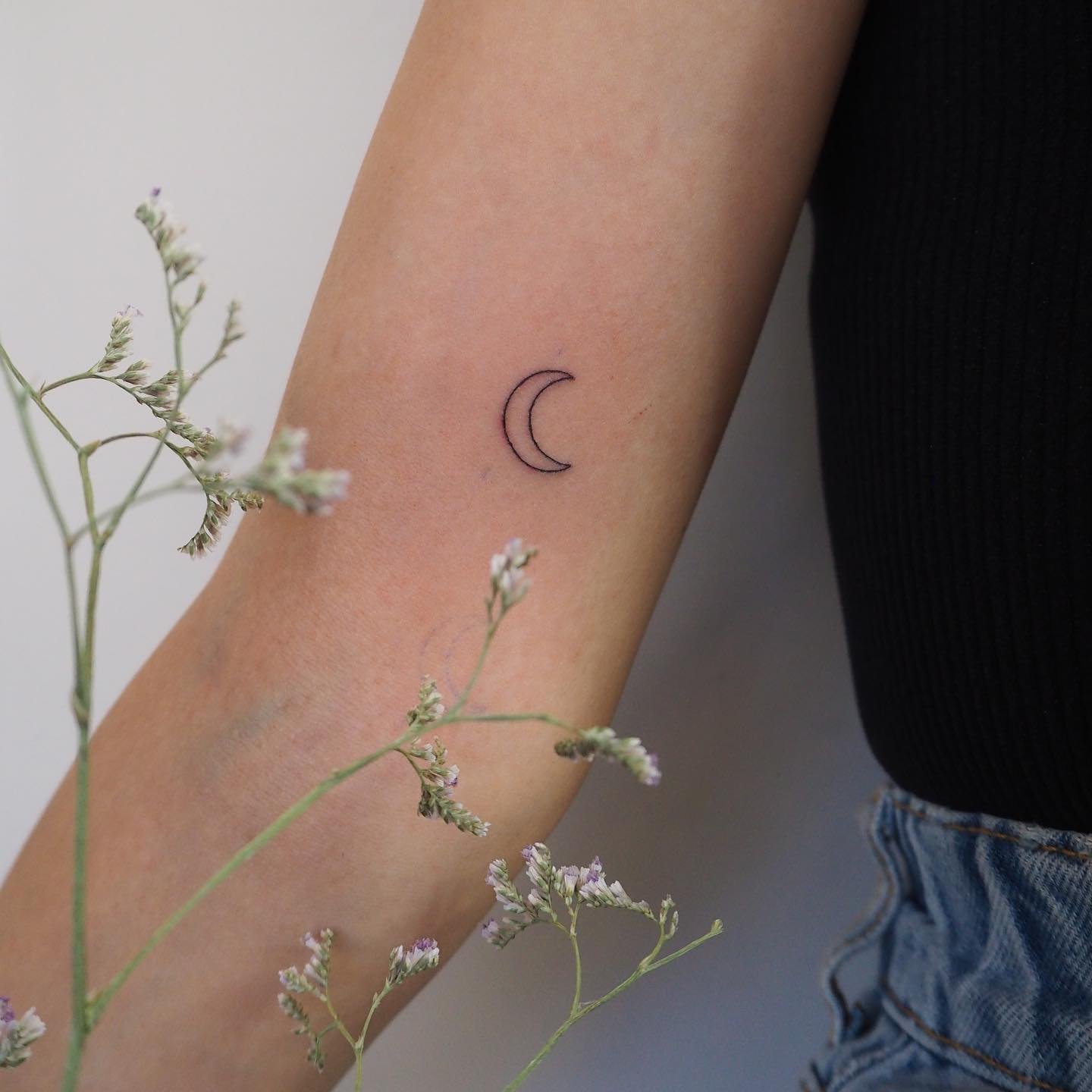 Tatuaje de luna en antebrazo, línea fina Sinkply Madrid