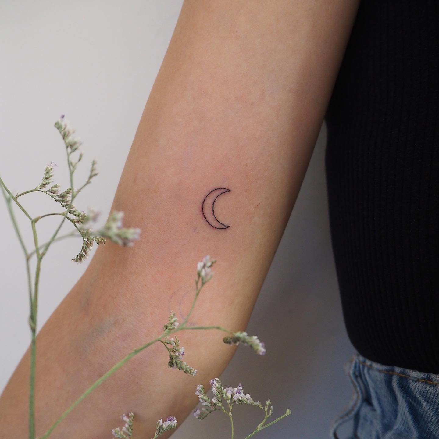 Tatuaje de luna en antebrazo, línea fina Sinkply Madrid