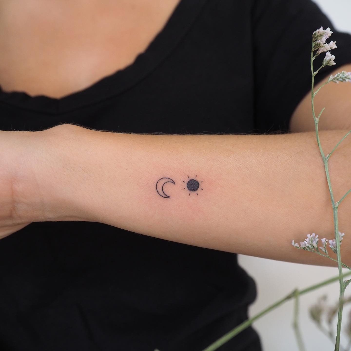 Tatuaje de luna en antebrazo, línea fina Sinkply Madrid