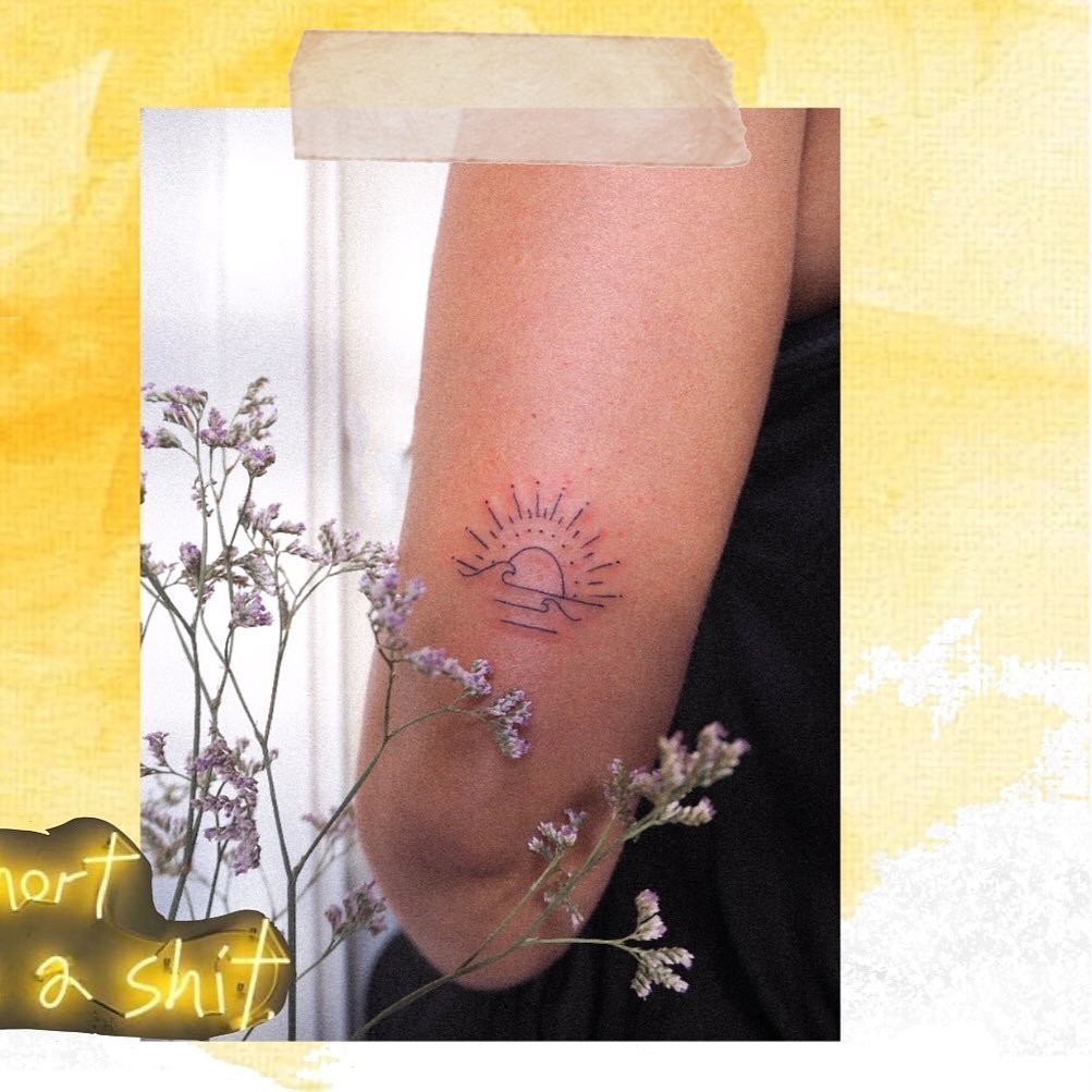 Tatuaje de luna en antebrazo, línea fina Sinkply Madrid