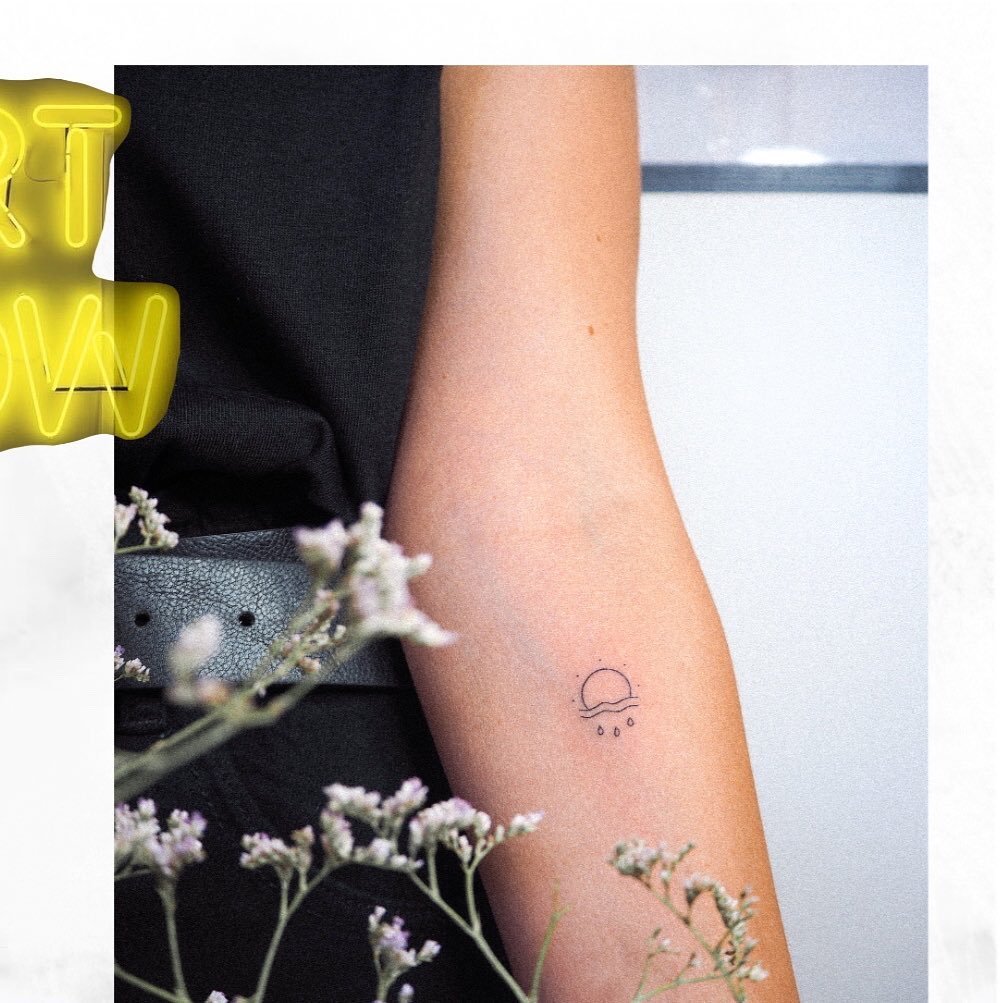 Tatuaje de luna en antebrazo, línea fina Sinkply Madrid