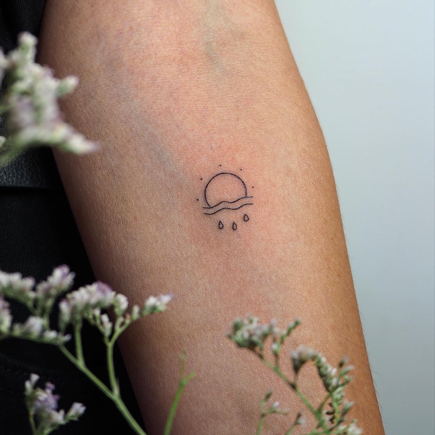Tatuaje de luna en antebrazo, línea fina Sinkply Madrid
