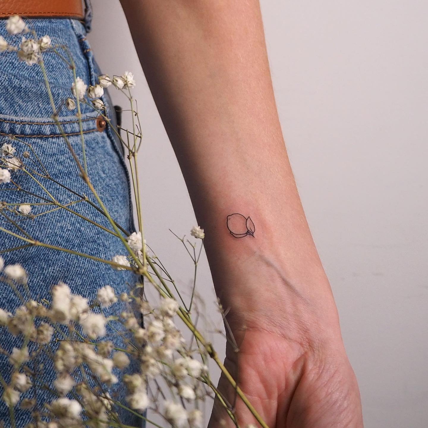 Tatuaje de luna en antebrazo, línea fina Sinkply Madrid