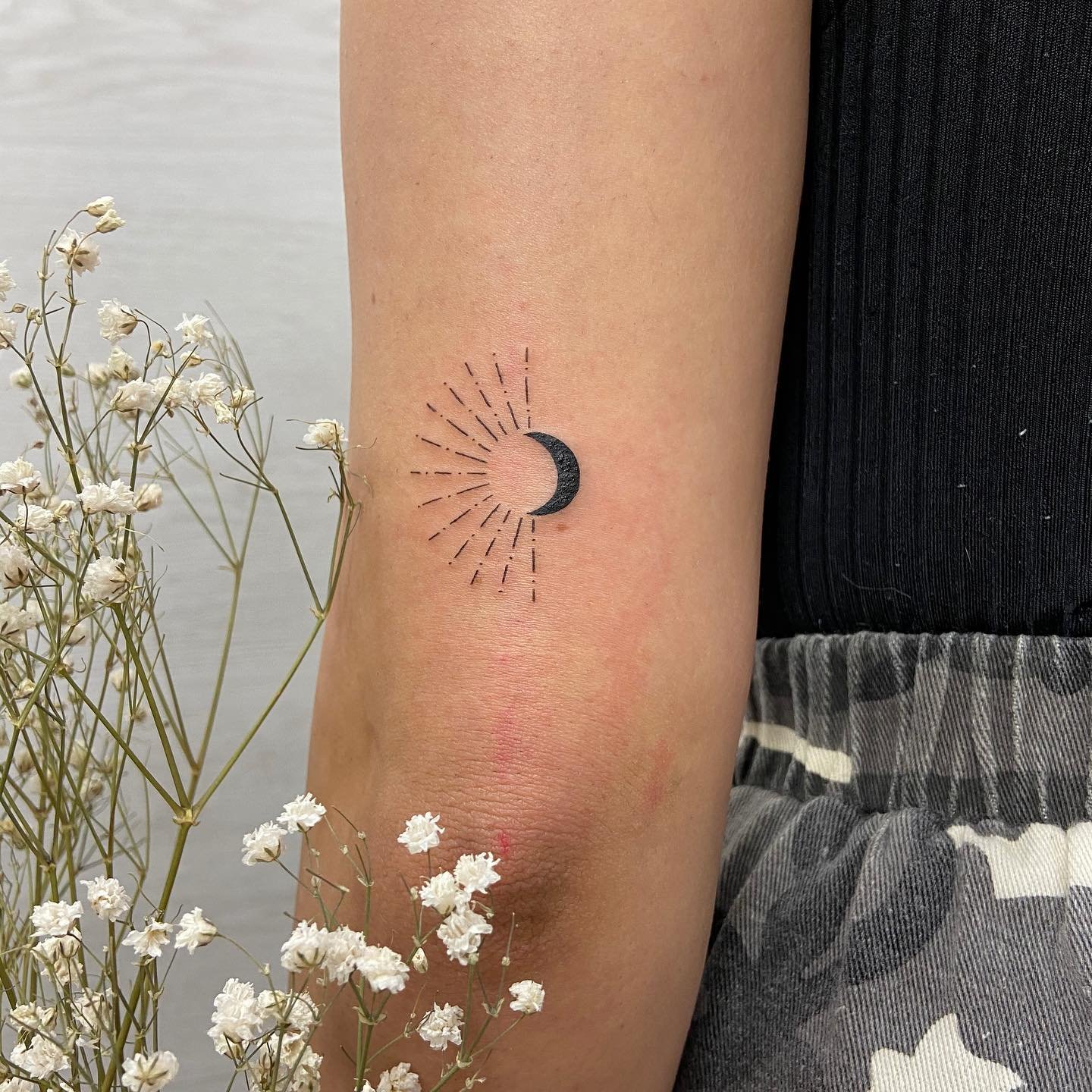 Tatuaje de luna en antebrazo, línea fina Sinkply Madrid