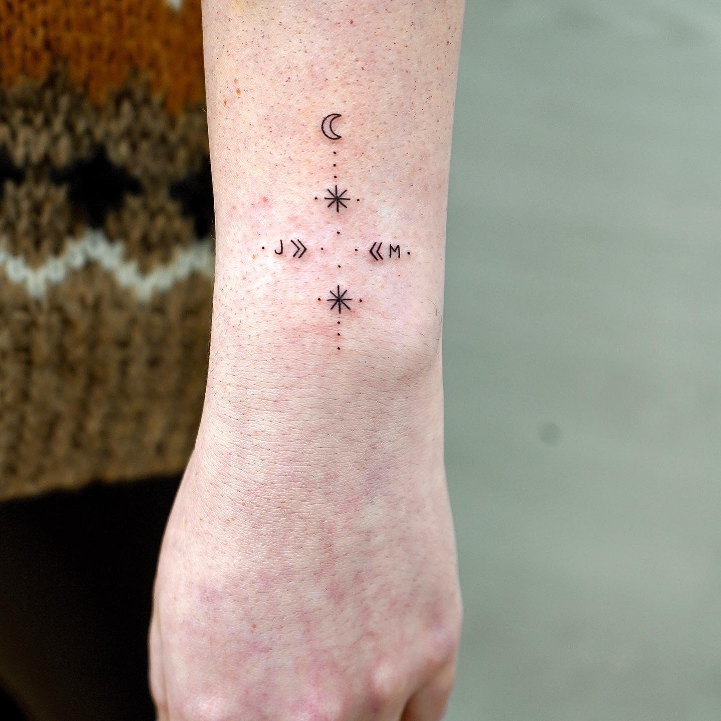 Tatuaje de luna en antebrazo, línea fina Sinkply Madrid