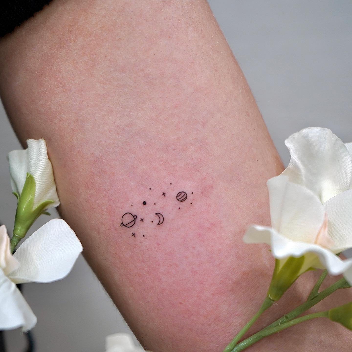 Tatuaje de luna en antebrazo, línea fina Sinkply Madrid