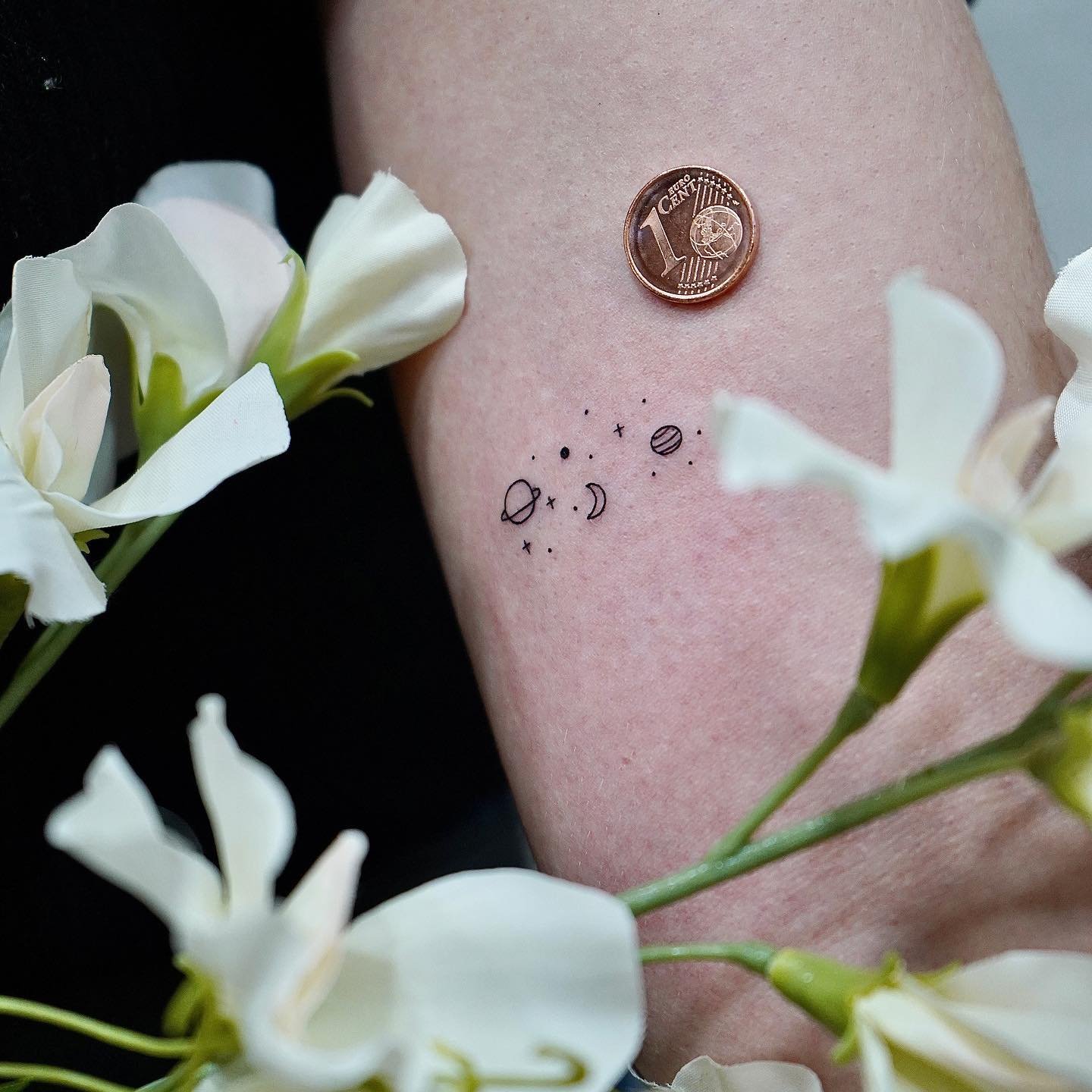 Tatuaje de luna en antebrazo, línea fina Sinkply Madrid