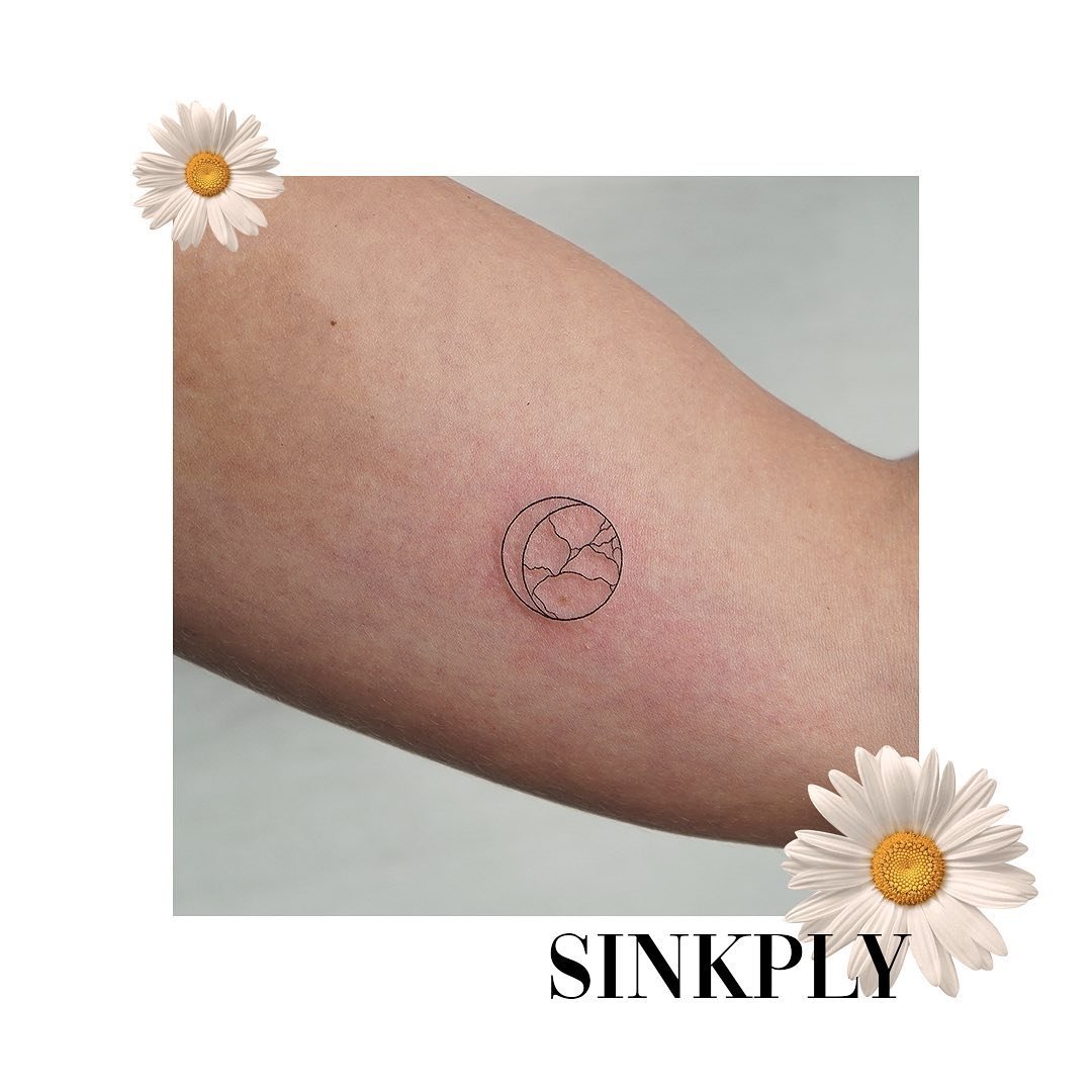 Tatuaje de luna en antebrazo, línea fina Sinkply Madrid