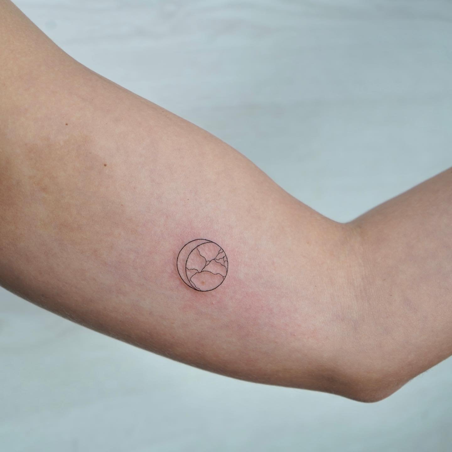 Tatuaje de luna en antebrazo, línea fina Sinkply Madrid