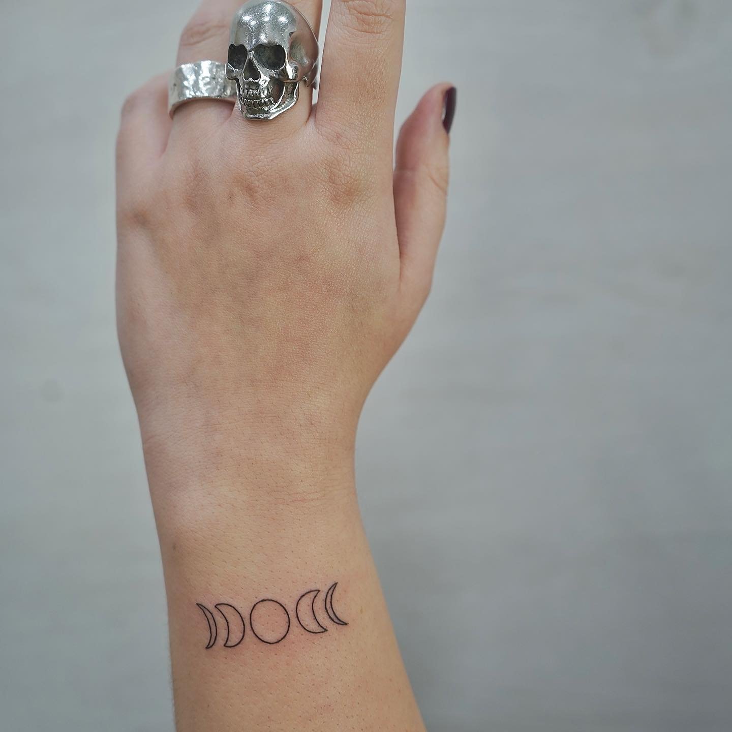 Tatuaje de luna en antebrazo, línea fina Sinkply Madrid