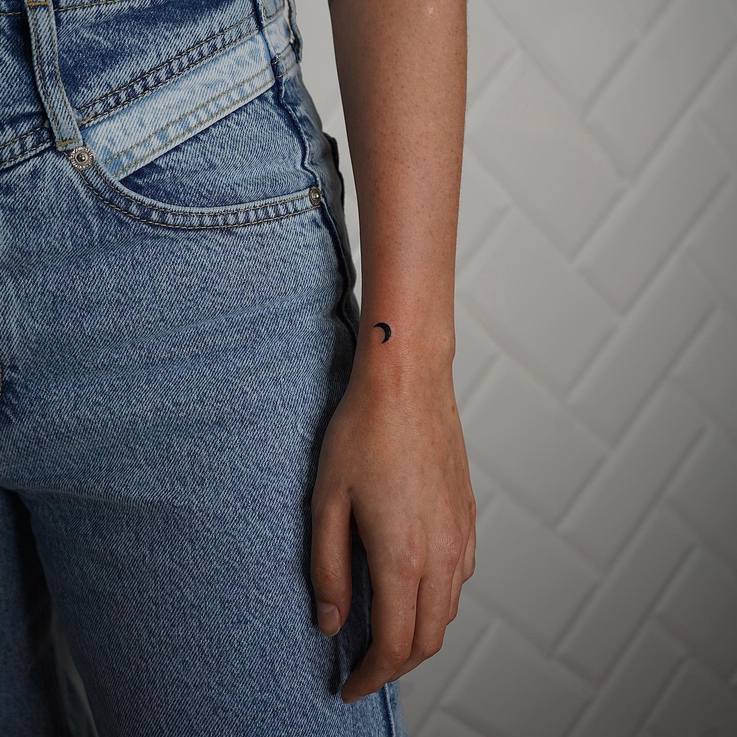 Tatuaje de luna en antebrazo, línea fina Sinkply Madrid
