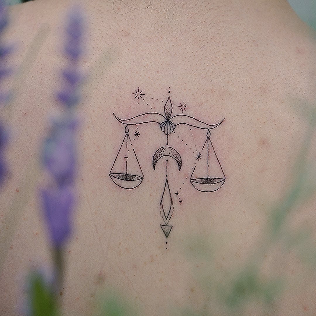 Tatuaje de luna en antebrazo, línea fina Sinkply Madrid