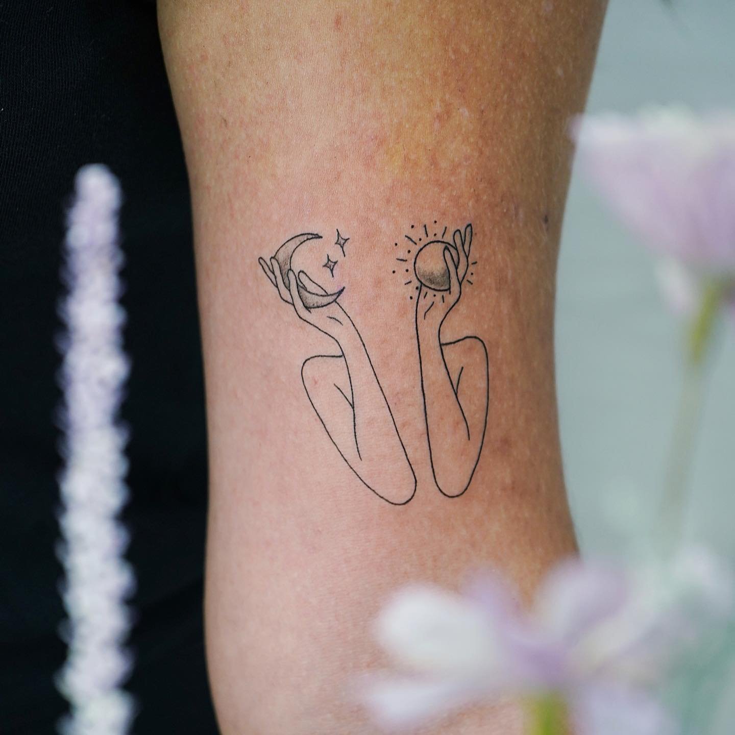 Tatuaje de luna en antebrazo, línea fina Sinkply Madrid