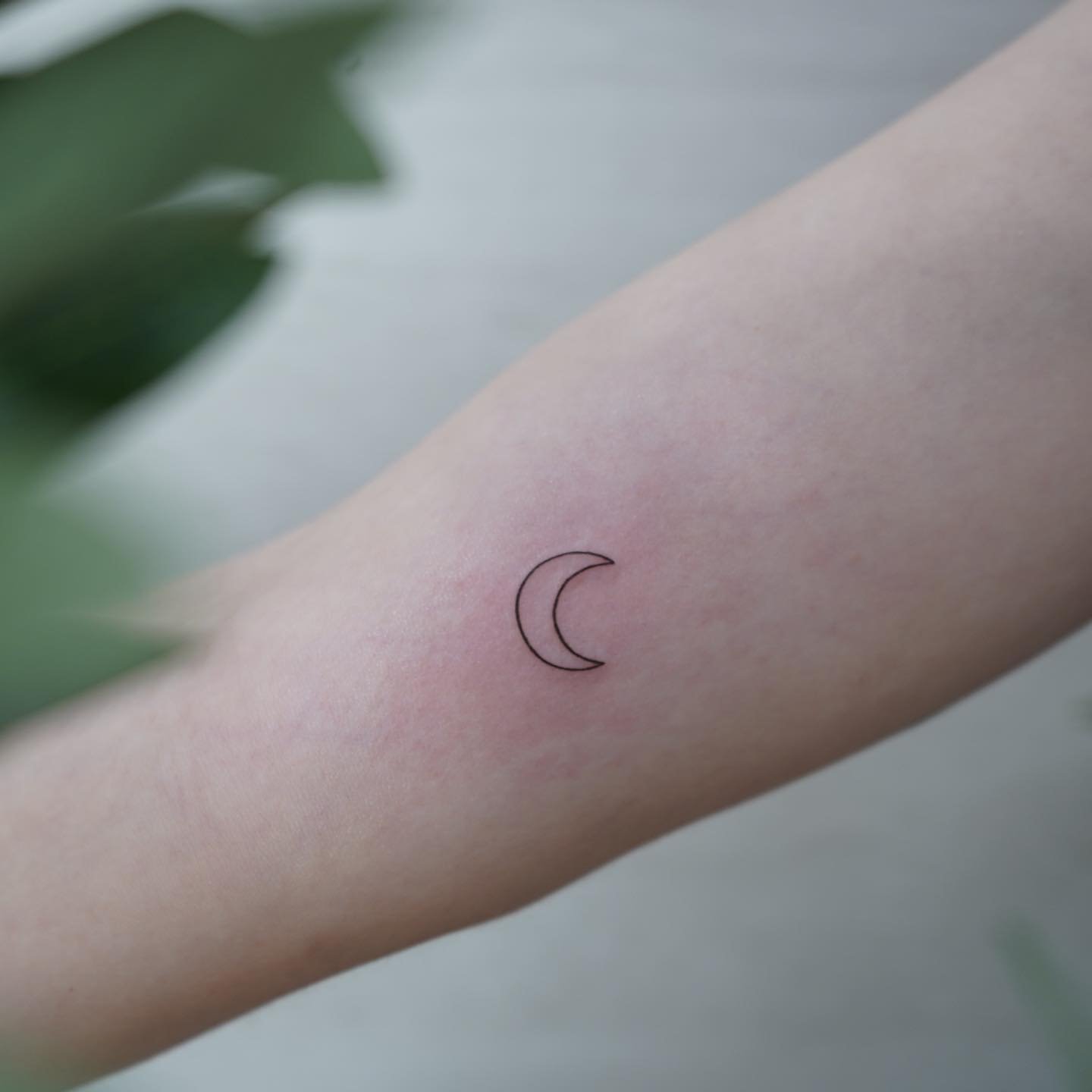 Tatuaje de luna en antebrazo, línea fina Sinkply Madrid