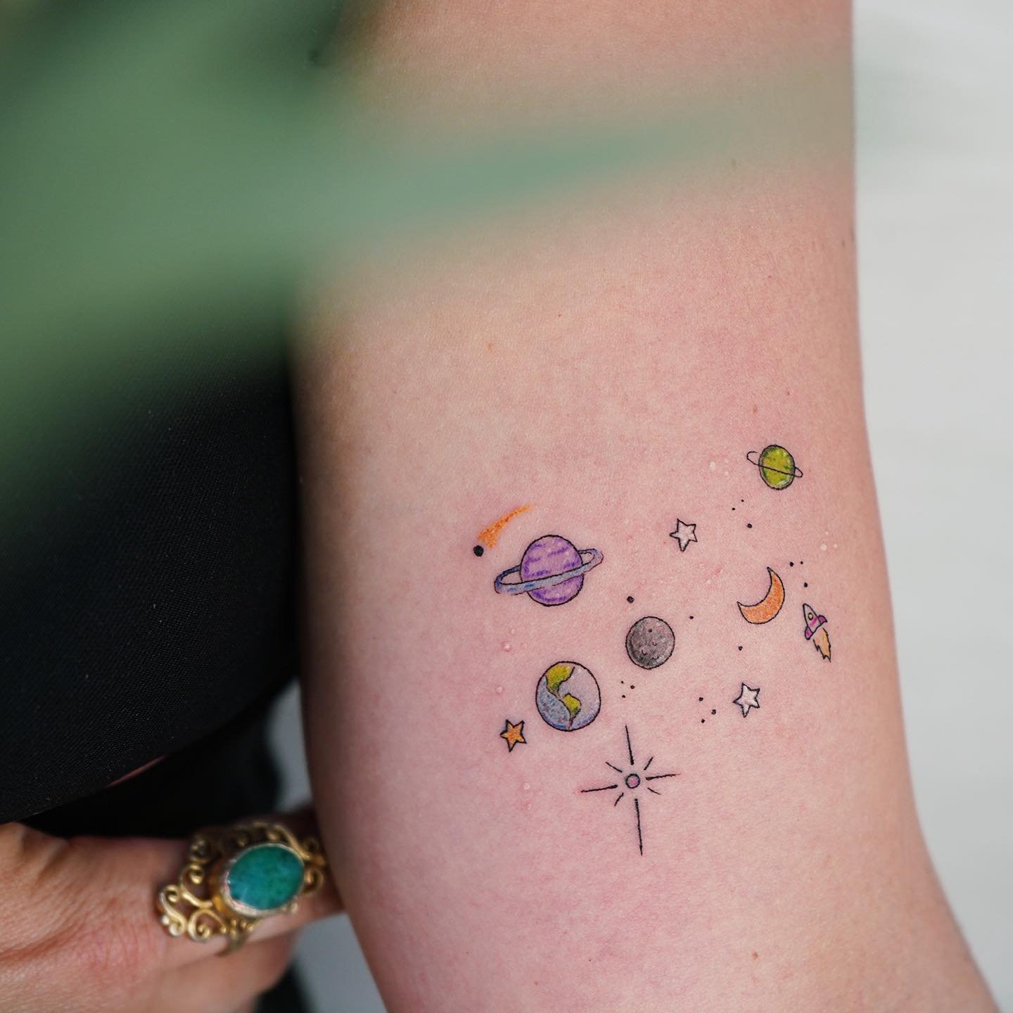 Tatuaje de luna en antebrazo, línea fina Sinkply Madrid