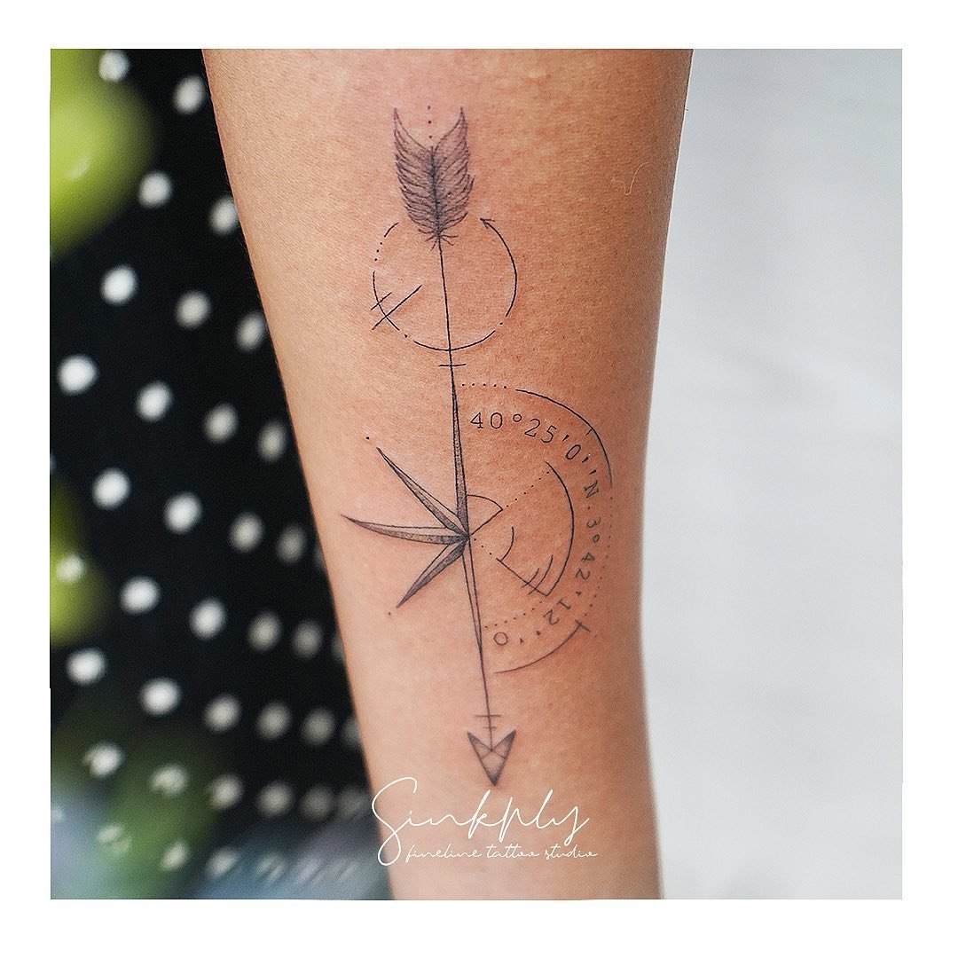 Tatuaje de luna en antebrazo, línea fina Sinkply Madrid
