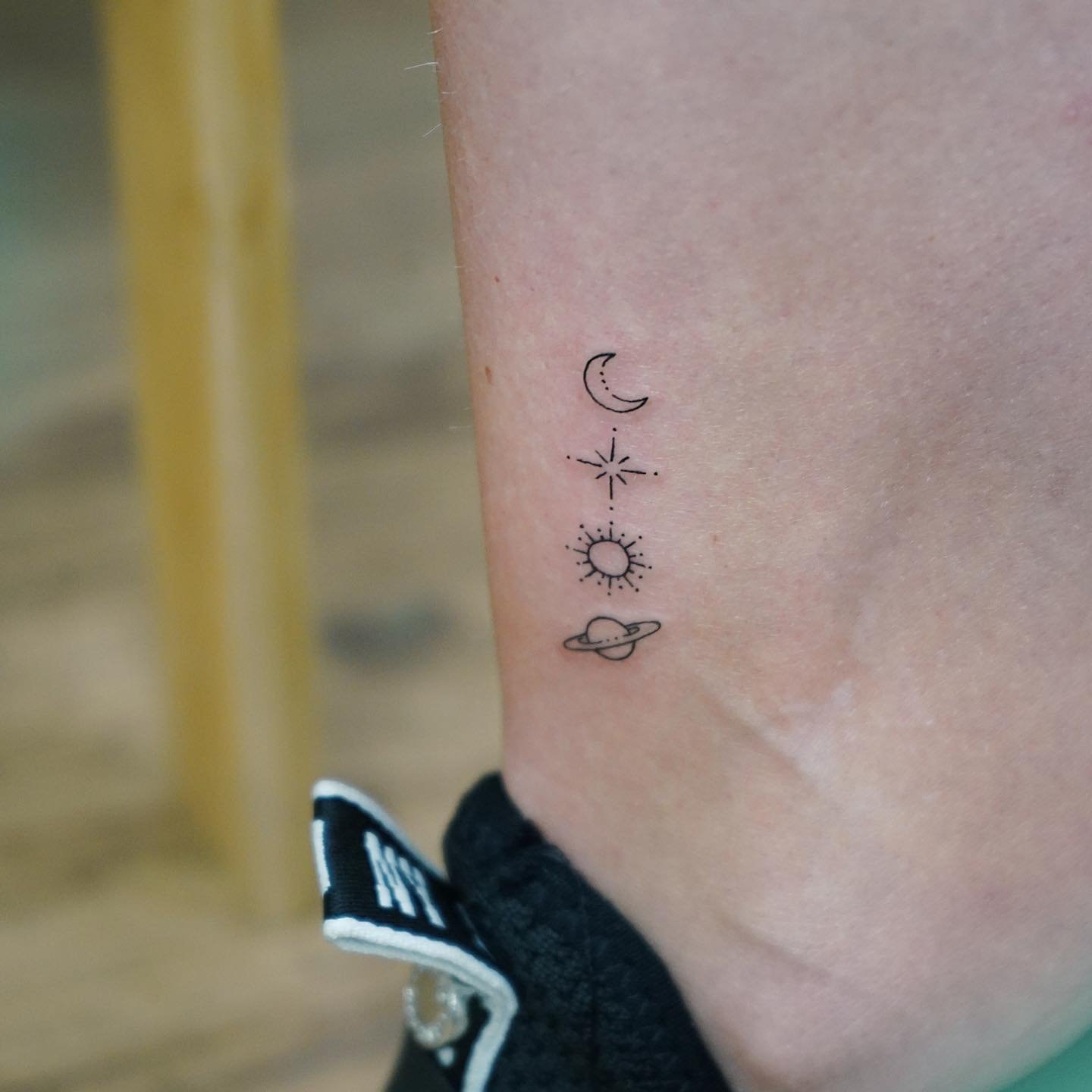 Tatuaje de luna en antebrazo, línea fina Sinkply Madrid